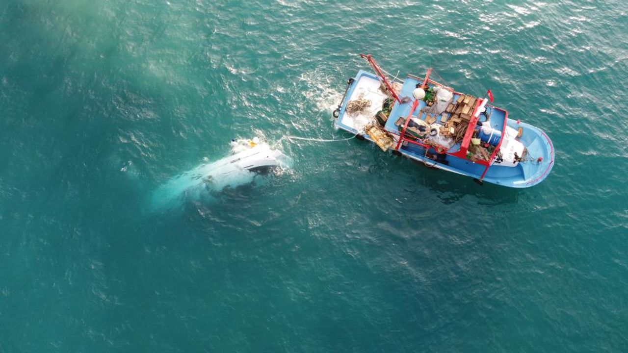 Mersin'de 12 metrelik lüks tekne battı, 2 kişi sağ kurtuldu