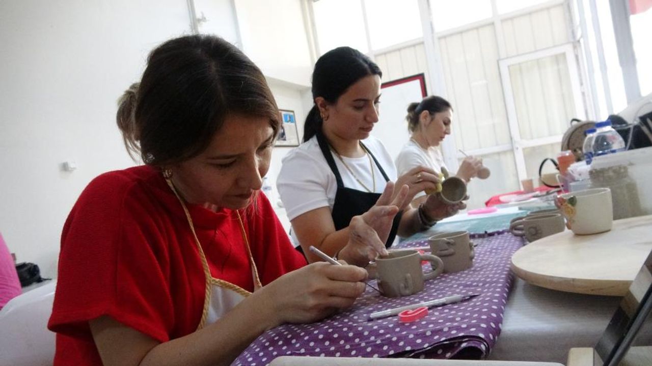 Kadınların ürettiği ürünler, satış merkeziyle ekonomik gelire dönüşüyor