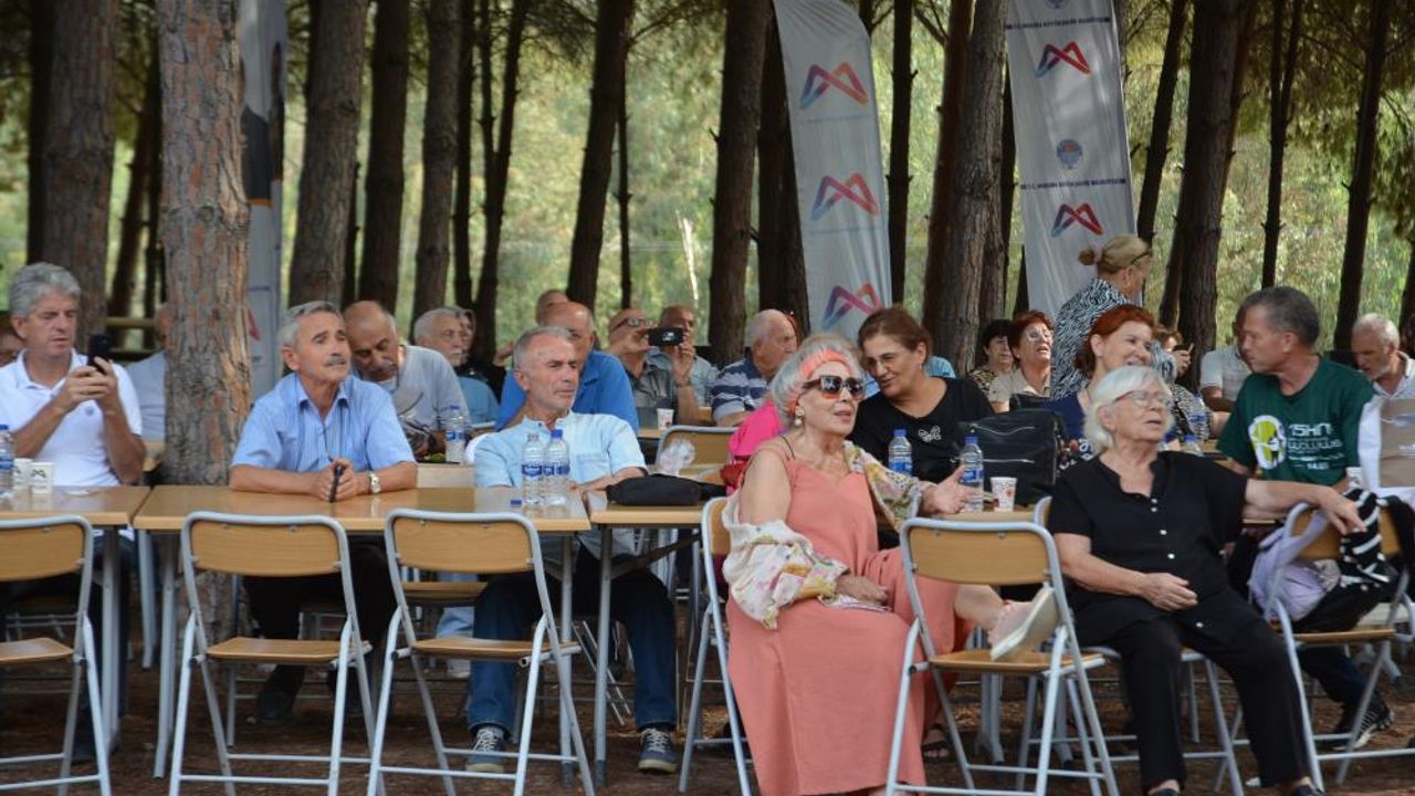 Emekliler, Cumhuriyet coşkusunu Tarsus Gençlik Kampında da yaşadı