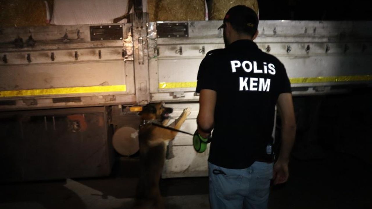 Mersin'de saman çuvallarının arasında uyuşturucu sevkiyatı polise takıldı