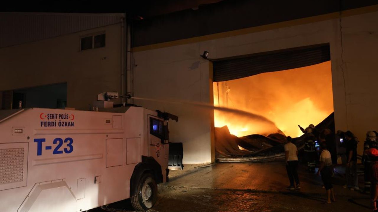 Adana'da fabrika yangını TOMA desteğiyle kontrol altına alındı