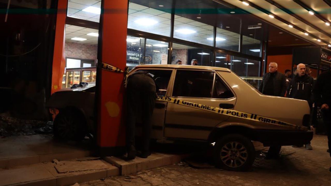 Adana'da kontrolden çıkan otomobil kuruyemiş dükkanına daldı: 1 ölü