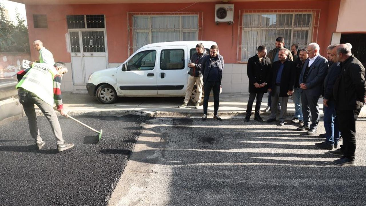 Akdeniz Belediyesi, kendi ürettiği asfaltı dökmeye başladı