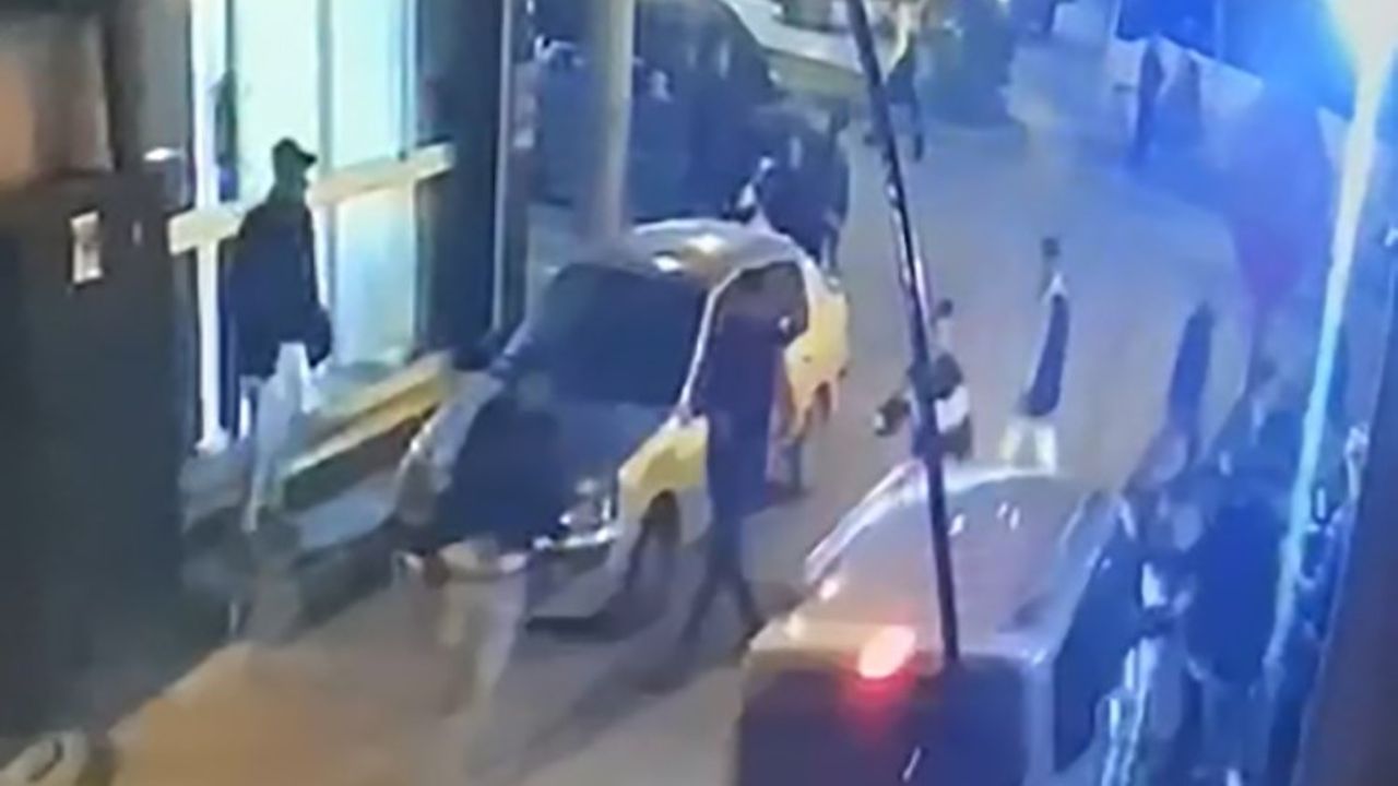 Mersin'de otomobil kavga eden kalabalığın arasına daldı: 2 yaralı