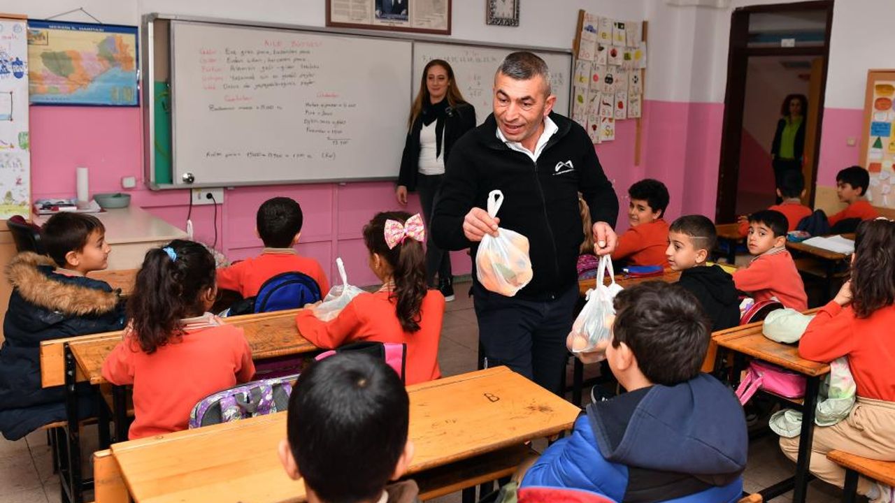 Mersin'deki okullardaki çocuklara 100 ton narenciye dağıtılacak