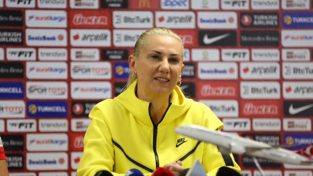 Necla Kıragası: "Kadın futbolunun tarihi bu kızlarla yazılıyor"
