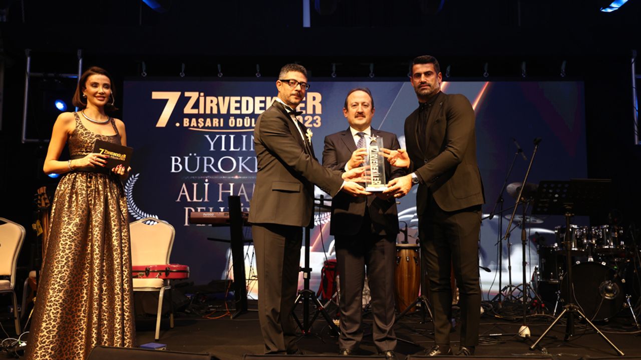 Mersin Valisi Ali Hamza Pehlivan’a “Yılın Bürokratı Ödülü” verildi