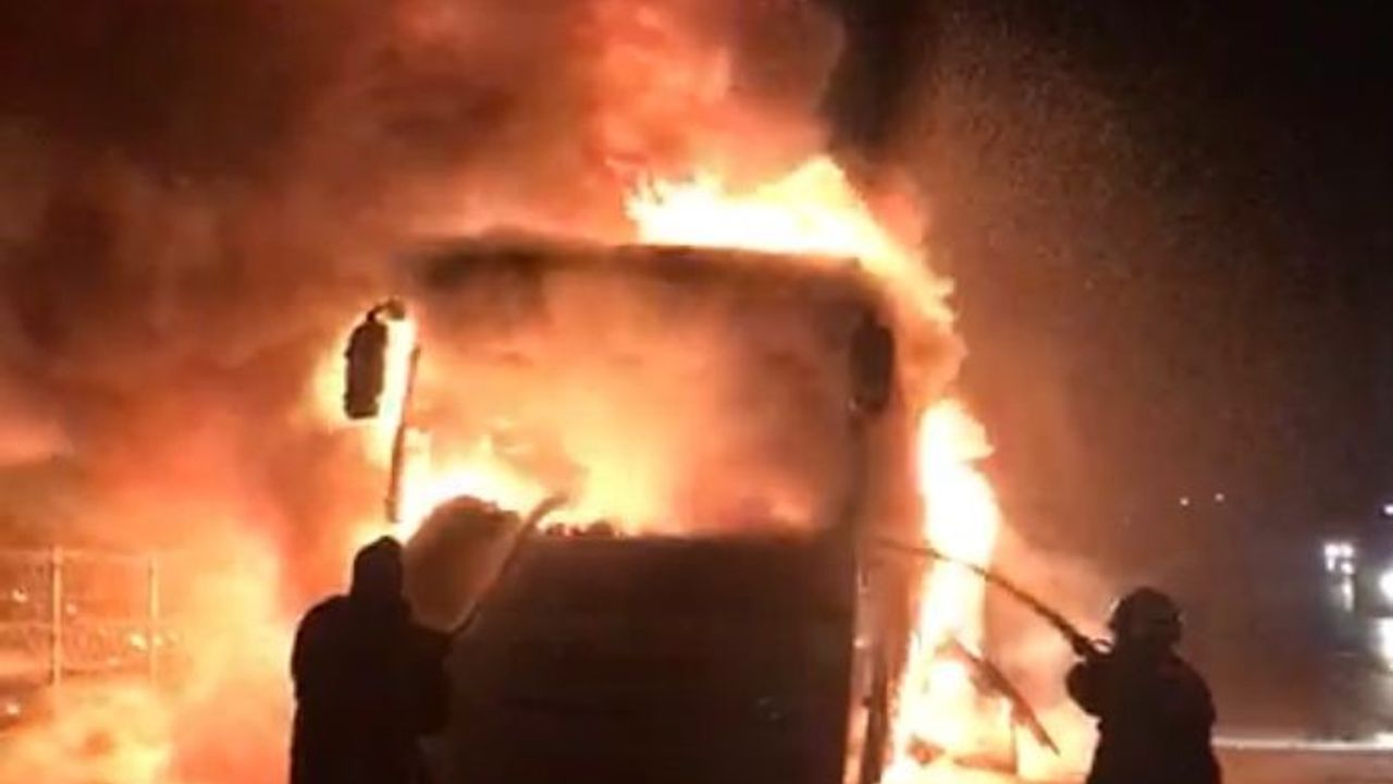 Mersin'de otobüs alev alev yandı