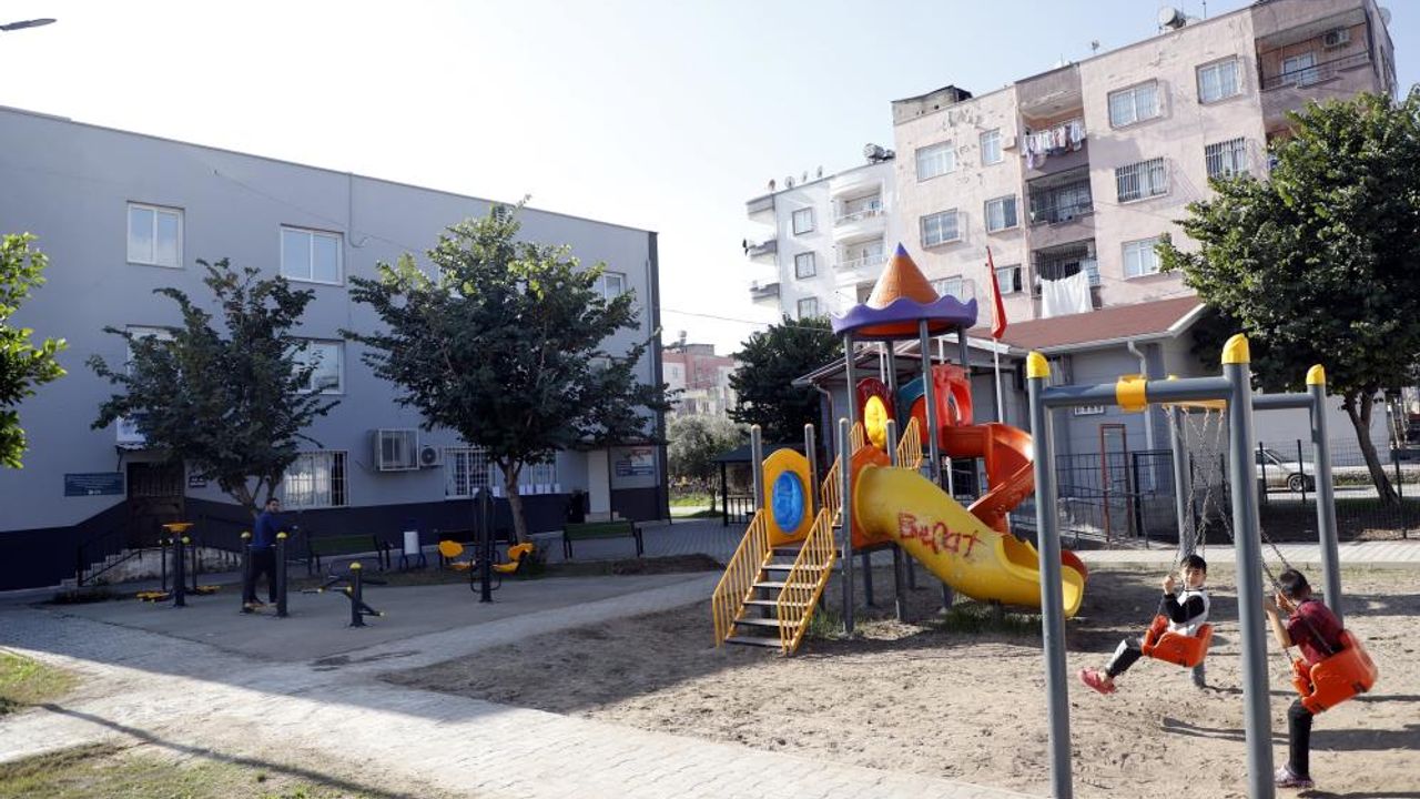 Akdeniz Belediyesi çocuk parklarını yeniliyor
