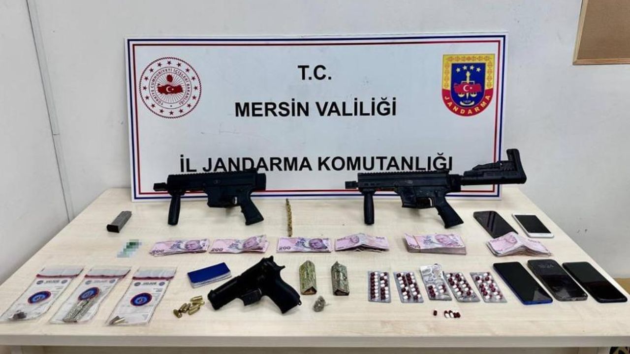 Mersin’de makinalı silahlarla yakalanan 2 şüpheli tutuklandı