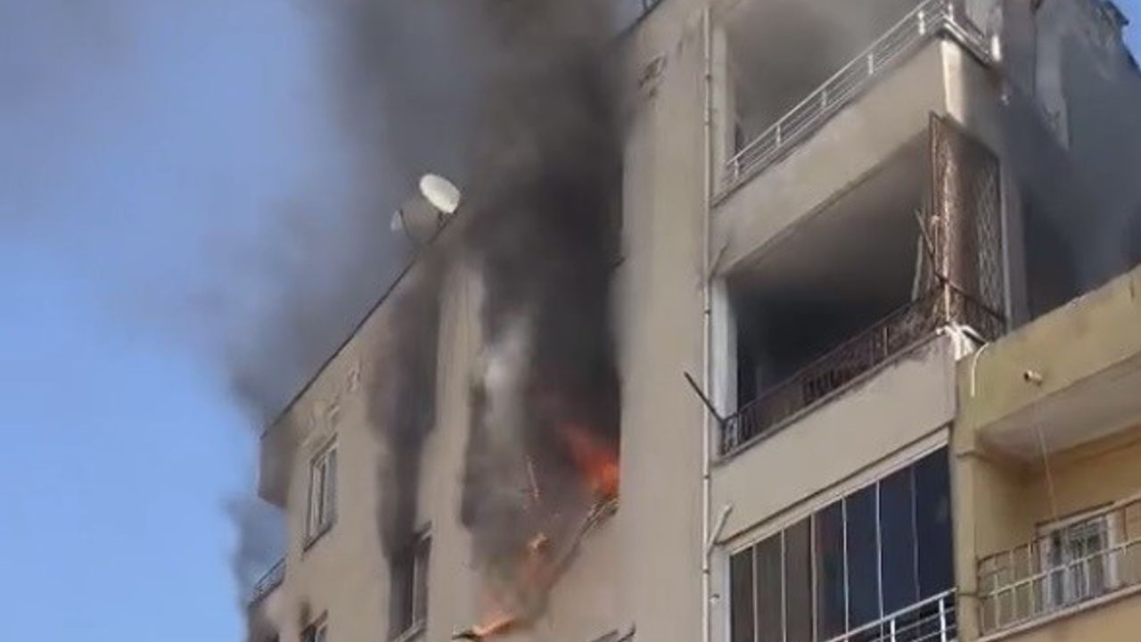 Mersin'de ev alev alev yandı