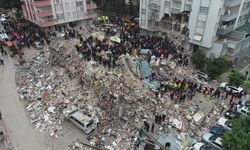 Adana'da yıkılan binadan 4 kişi çıkartıldı