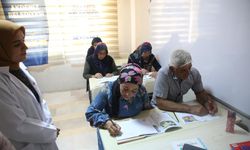 Mersin'de 3 çocuklu çift, ehliyet almak için 4 ayda okuma yazma öğrendi