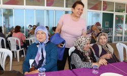 Mersin'de yaş almış vatandaşlar 80'ler etkinliğinde bir araya geldi