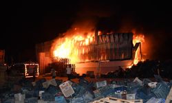 Mersin’deki plastik fabrikasında çıkan yangın söndürüldü