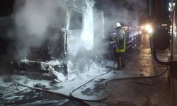 Mersin'de demir yüklü tırın kupası yandı