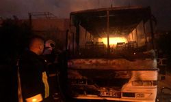 Adana'da park halindeki otobüs alev alev yandı