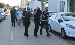 Adana'da belediyelere yapılan operasyonda gözaltına alınan 34 şüpheli adliyeye sevk edildi