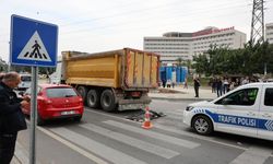 Adana'da yolun karşısına geçerken kamyonun çarptığı yaşlı adam öldü