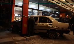 Adana'da kontrolden çıkan otomobil kuruyemiş dükkanına daldı: 1 ölü
