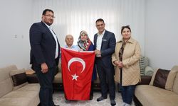 Türkiye’nin ilk astronotu Alper Gezeravcı’nın ailesine Türk bayrağı hediye edildi