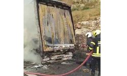 Mersin'de cam yüklü tır yandı