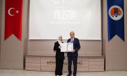 "Yüreğimdesin Filistin" konulu deneme yarışmasında dereceye girenlere ödülleri verildi