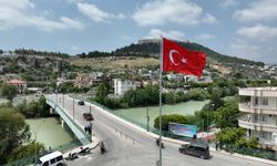 Silifke'de kaldırılması tepkilere neden olan anıtın yerine Türk bayrağı konuldu