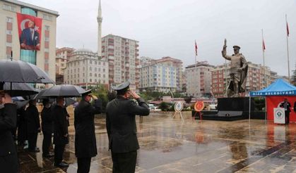 10 Kasım Atatürk’ü anma törenleri Rize’de yağmur altında düzenlendi