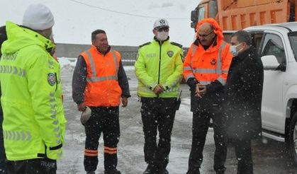Vali Işık, karla mücadele eden ekipleri ziyaret etti