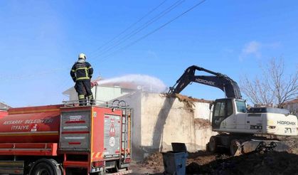 Aksaray Belediyesi metruk binaları yıkıyor
