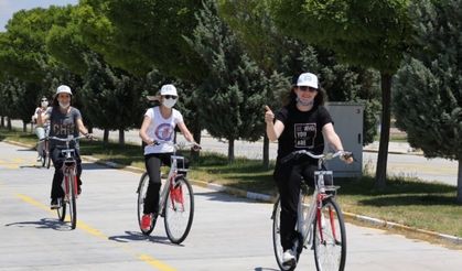 ASÜ öğrencileri bisikletlerle dünyanın etrafını 5 kez turladı