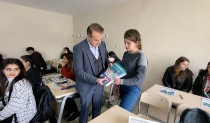 Uludere Belediye Başkanı Ürek’ten sınavlara hazırlanan öğrencilere kitap desteği