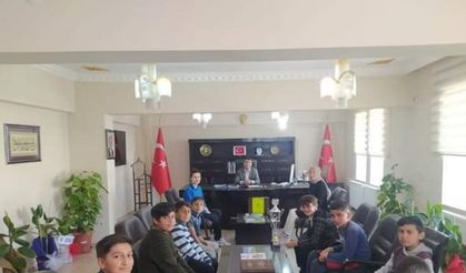 6 kupa alan öğrencilerden Kaymakam Cankaloğlu’na ziyaret