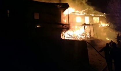 Alevler geceyi aydınlattı, 4 ahşap ev yanarak kül oldu