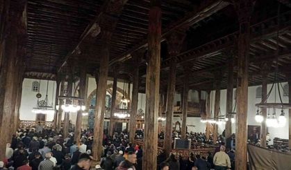 Beyşehir ve Derebucak’ta vatandaşlar camilere akın etti