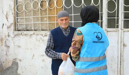 Diyarbakır’da kursiyerlerin hazırladığı yemekler ihtiyaç sahiplerine ulaştırılıyor