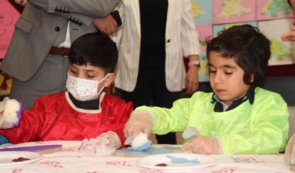 Elazığ’da minik öğrenciler ahşap boyama etkinliğinde
