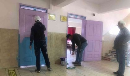 Hassa Belediyesi hasarlı okulları onarıyor