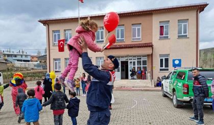 Jandarma ekipleri 23 Nisanda çocukları sevindirdi
