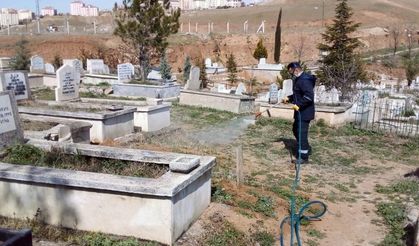 Kırıkkale’de mezarlıklar ilaçlandı