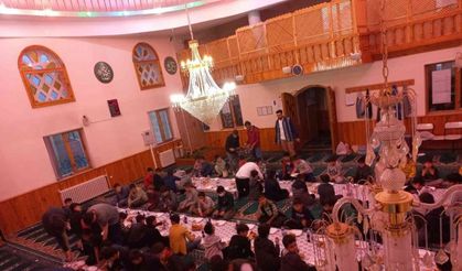 Kuran kursu öğrencilerine medine usulü iftar