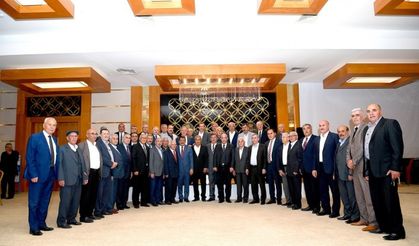 Malatya’da eski ve yeni belediye başkanları iftar sofrasında buluştu