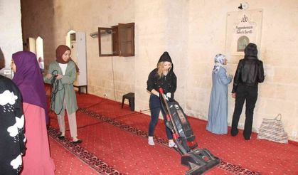 Mardin’de üniversite öğrencileri tarihi Ulu Cami’yi temizledi