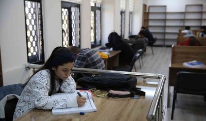 Öğrenciler sınavlara okuma salonlarında hazırlanıyor
