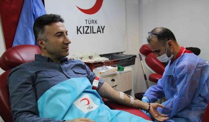 Rektör Demir, akademisyen ve öğrencileriyle Kızılay’a kan bağışında bulundu