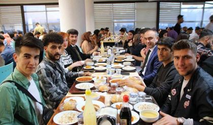 Vali Soytürk ile Rektör Karacoşkun öğrenciler ile birlikte iftar açtı