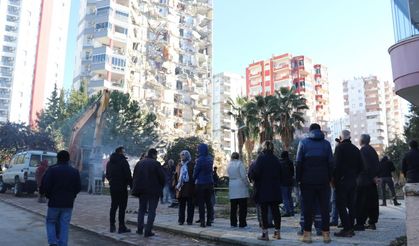 Adana'da 92 kişinin yaşadığı Alpargün Apartmanı’nda zamanla yarış