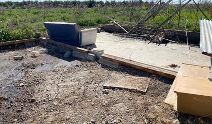 Mersin'de konteyner evi çalanlar, aracı çamura saplanınca yakalandı