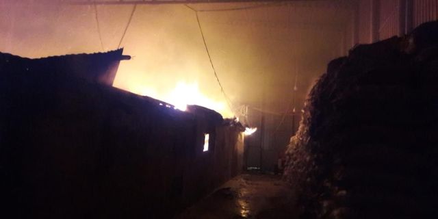 Mersin'de defne fabrikasında yangın maddi hasara neden oldu